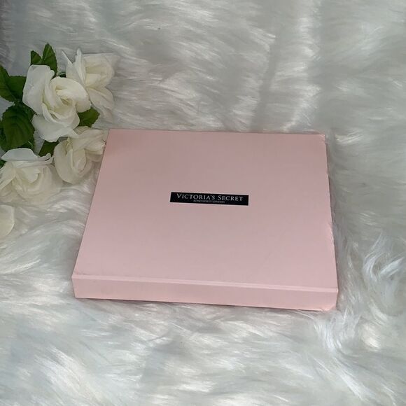 Victoria's SECRET Satin Pillowcase & Eye Mask Set - Picture 2 of 10